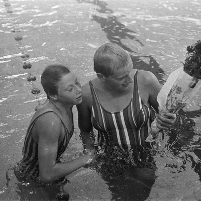1200px-Zwemster_Annemarie_Groen_feliciteert_Hansje_Bunschoten_(r)_met_haar_overwinning_,_Bestanddeelnr_925-6753